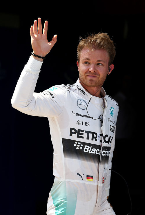 Nico Rosberg saluda tras lograr la primera pole del año