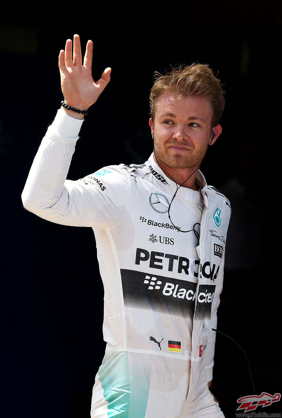 Nico Rosberg saluda tras lograr la primera pole del año