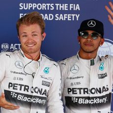 Nico Rosberg sonríe frente a un Lewis Hamilton más serio