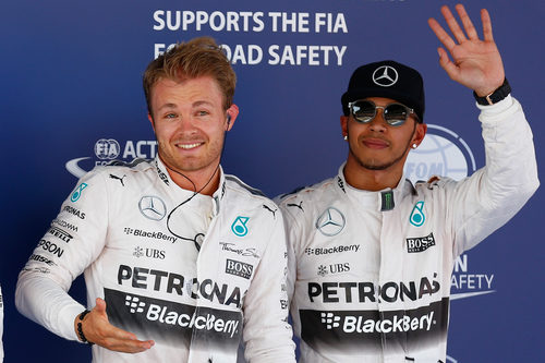 Nico Rosberg sonríe frente a un Lewis Hamilton más serio