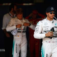 Lewis Hamilton con gesto más serio tras la clasificación