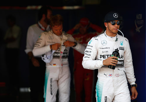 Lewis Hamilton con gesto más serio tras la clasificación