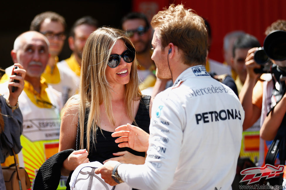 Nico Rosberg celebra la pole con su mujer