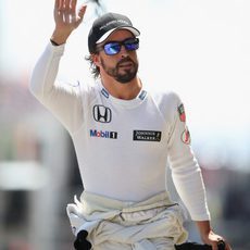 Fernando Alonso saludando a su afición de casa