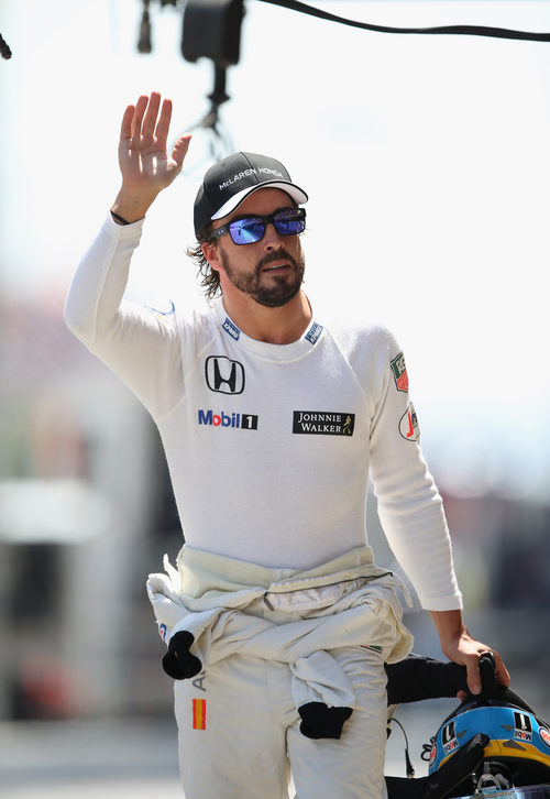 Fernando Alonso saludando a su afición de casa