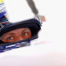 Valtteri Bottas concentrado antes de salir a hacer su vuelta rápida