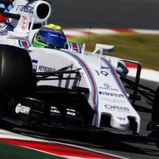 Felipe Massa comete un error en la curva 3