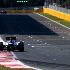 Felipe Massa pasando por la recta principal