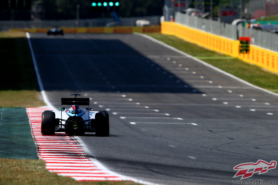 Felipe Massa pasando por la recta principal