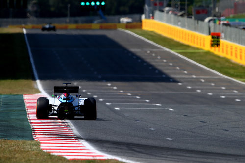 Felipe Massa pasando por la recta principal