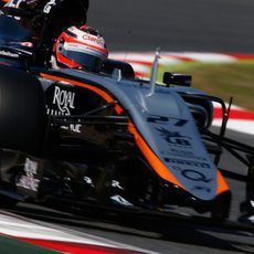 Primer plano de Nico Hülkenberg en el VJM08