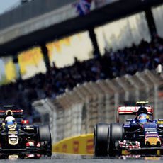 Carlos Sainz se defiende en carrera de Romain Grosjean