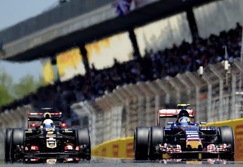 Carlos Sainz se defiende en carrera de Romain Grosjean