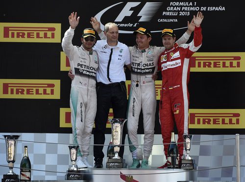 Los tres hombres del podio del GP de España 2015 posan sonrientes