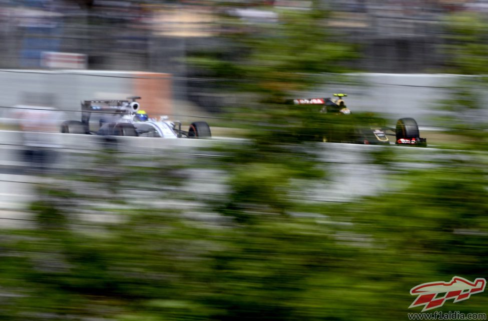 Maldonado lucha rueda a rueda con Massa