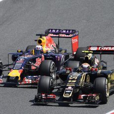 Pastor Maldonado lucha con el Red Bull de Ricciardo