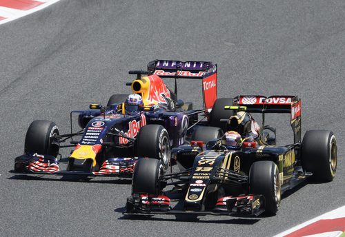 Pastor Maldonado lucha con el Red Bull de Ricciardo
