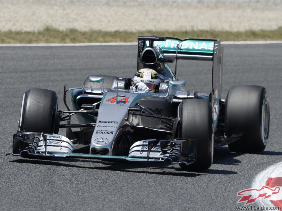 Lewis Hamilton vuela con los neumáticos medios
