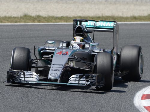 Lewis Hamilton vuela con los neumáticos medios