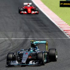 Nico Rosberg lidera la carrera desde el incio