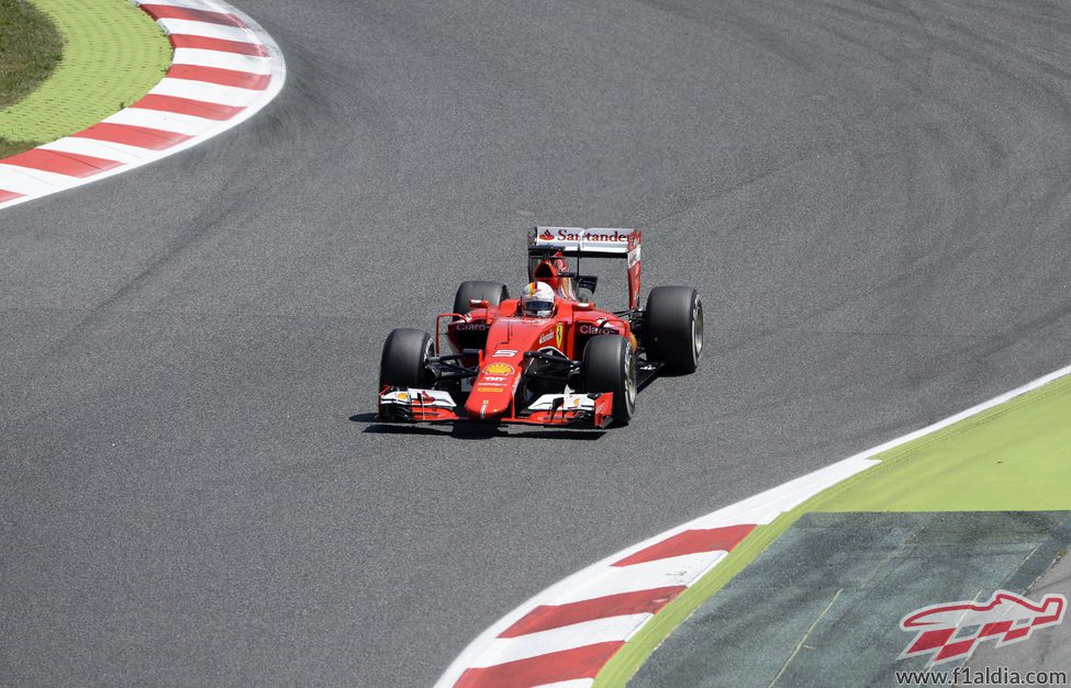 Sebastian Vettel rueda con el neumático medio
