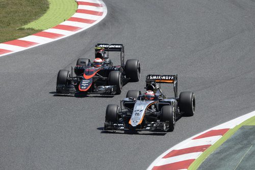 Nico Hülkenberg rueda por delante de Jenson Button