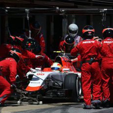 Roberto Merhi haciendo su parada en boxes