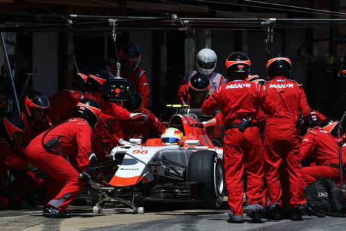 Roberto Merhi haciendo su parada en boxes