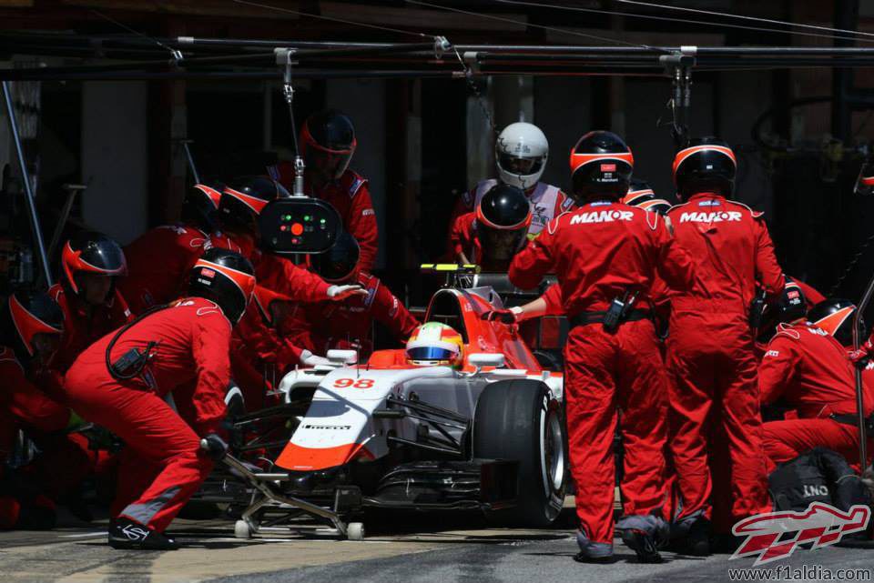 Roberto Merhi haciendo su parada en boxes