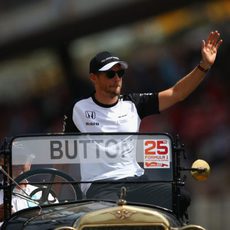 Jenson Button saludando al público en el drivers parade