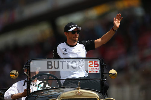 Jenson Button saludando al público en el drivers parade
