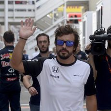 Fernando Alonso saludando en el paddock