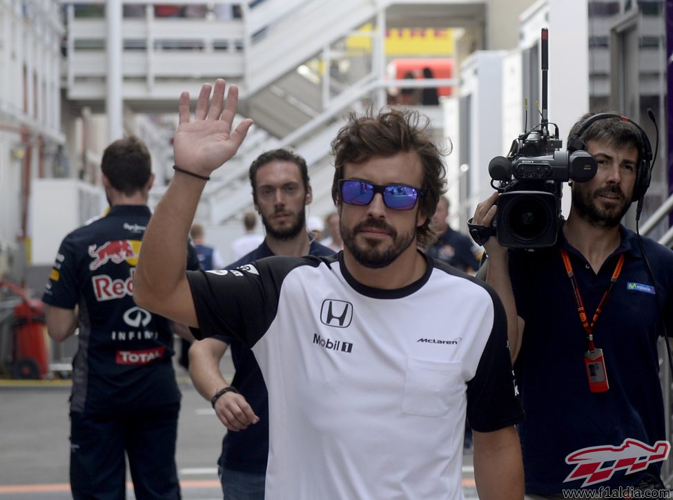 Fernando Alonso saludando en el paddock