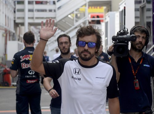 Fernando Alonso saludando en el paddock
