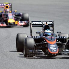 Fernando Alonso rodando por delante de Daniil Kvyat