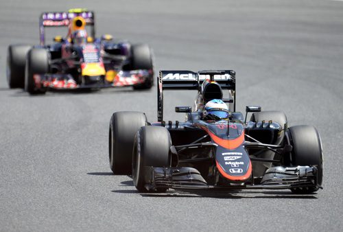 Fernando Alonso rodando por delante de Daniil Kvyat