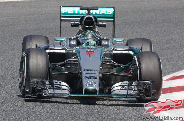 Nico Rosberg domina en el primer día de test de Barcelona