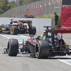 Oliver Turvey y Pastor Maldonado saliendo de boxes