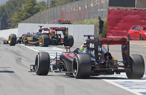 Oliver Turvey y Pastor Maldonado saliendo de boxes