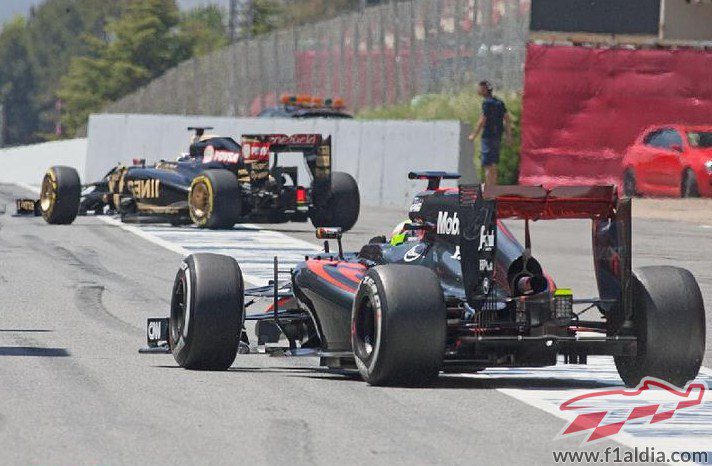 Oliver Turvey y Pastor Maldonado saliendo de boxes