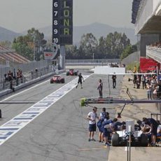 Actividad en el pitlane durante la primera jornada de test