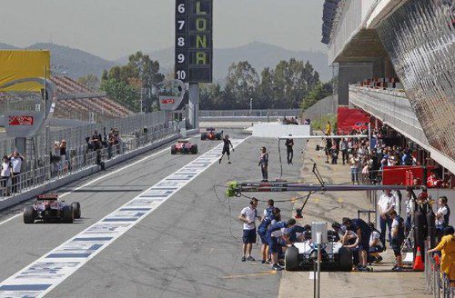 Actividad en el pitlane durante la primera jornada de test