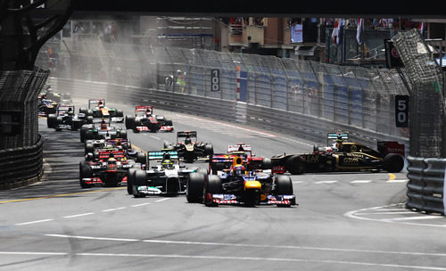 2012: Webber lidera, choque en los puestos delanteros
