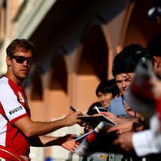 Sebastian Vettel firma autógrafos