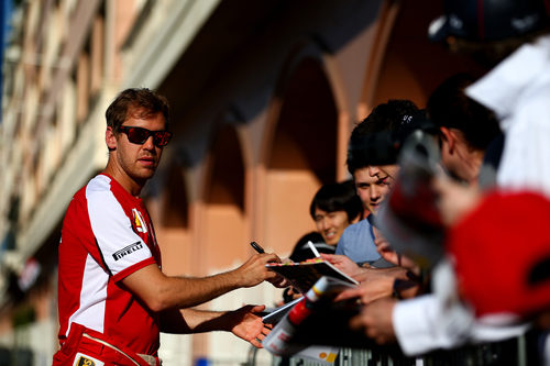 Sebastian Vettel firma autógrafos