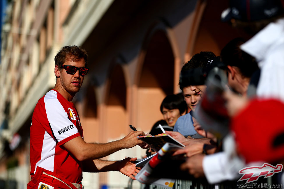 Sebastian Vettel firma autógrafos