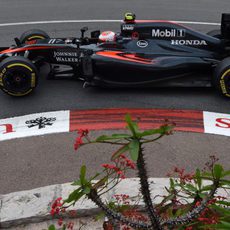 Jenson Button rueda con el MP4/30 en Mónaco