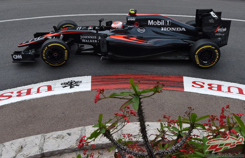 Jenson Button rueda con el MP4/30 en Mónaco