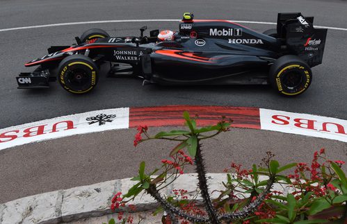 Jenson Button rueda con el MP4/30 en Mónaco