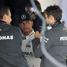 Lewis Hamilton hablando con sus ingenieros